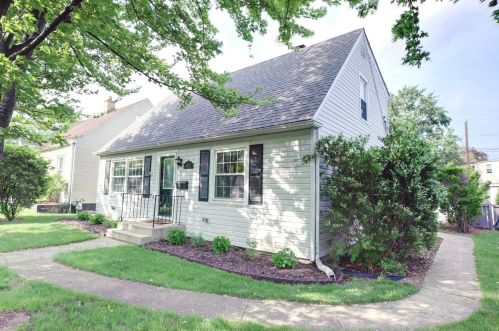 8925 Harms Rd, Morton Grove, IL 60053-2558