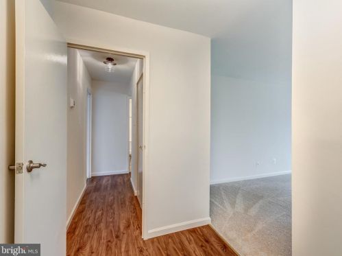 2012 Colts Neck Rd, Herndon, VA 20191-2012