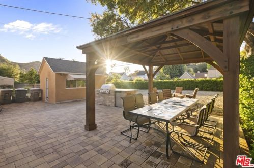 2417 Glenoaks Blvd, Glendale CA  91206-3027 exterior