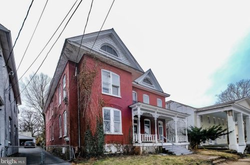 311 Washington St, Charles Town, WV 25414-1075