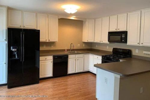 35 Ironwood Ct, Middletown, NJ 07748-1915