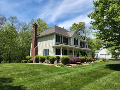 5 Kalmia Dr, Gales Ferry, CT 06335-1718