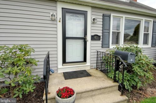 41 Holt Cir, Trenton NJ  08619-1605 exterior