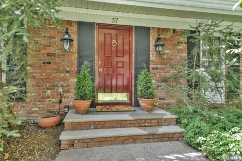 37 Yeoman Dr, Upper Saddle River, NJ 07458-1122