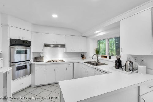 10 Lefferts Ct, Middletown NJ  07748-3031 exterior