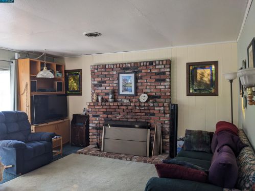 2096 Hoover Ave, Concord CA  94523-4645 exterior