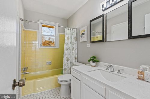 7910 Gosport Ln, Springfield VA  22151-2407 exterior