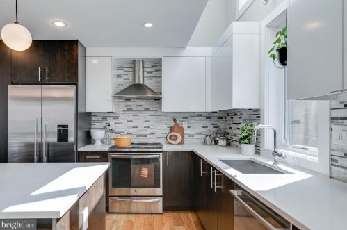 720 4 St, Philadelphia PA 19147-3127 exterior