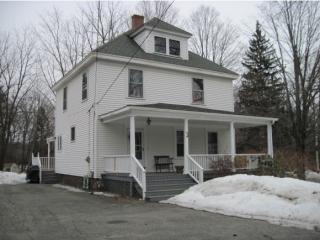 86 Court St, Kensington, NH 03833-2726