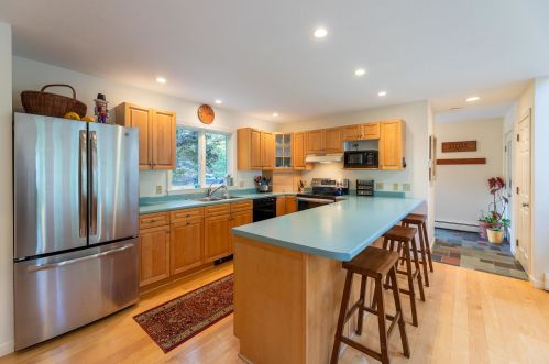25 Bradford Ln, Enfield, NH 03748-3541