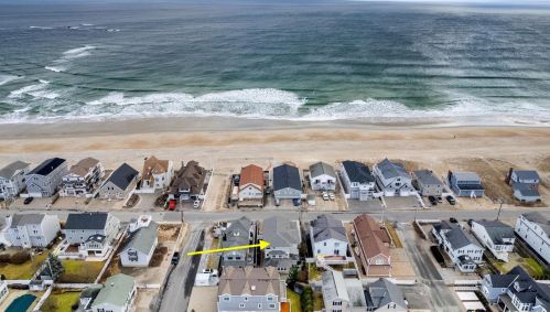 68 Ocean Dr, Seabrook, NH 03874-4712
