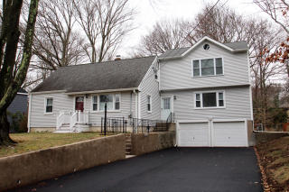 538 Winnepoge Dr, Fairfield, CT 06825-2566