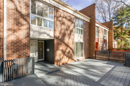 11531 Links Dr, Herndon, VA 20190-4820