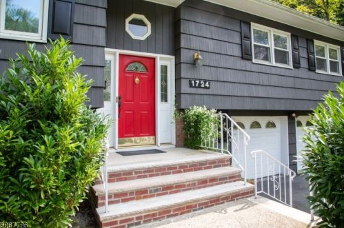 1724 Oakwood Ter, Scotch Plains, NJ 07076-2312