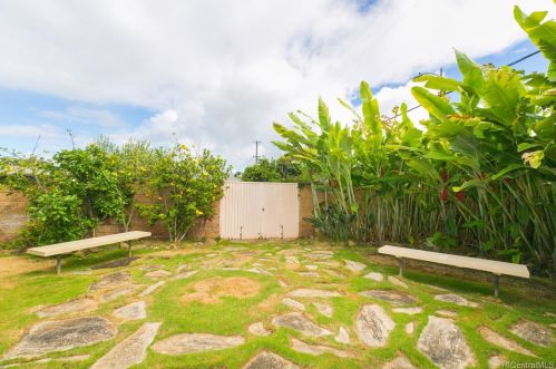 4611 Farmers Rd, Honolulu HI  96816-5218 exterior