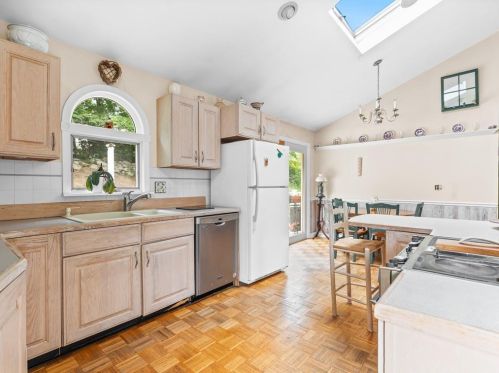 15 Colonial Dr, Warren, RI 02885-1710