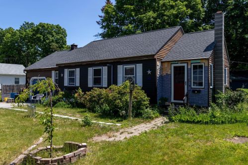 10 Berkshire St, Nashua, NH 03064-1310