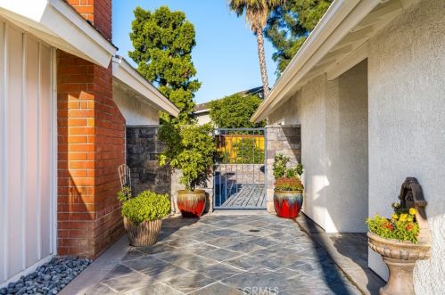 16 Halfmoon, Irvine, CA 92614-5433