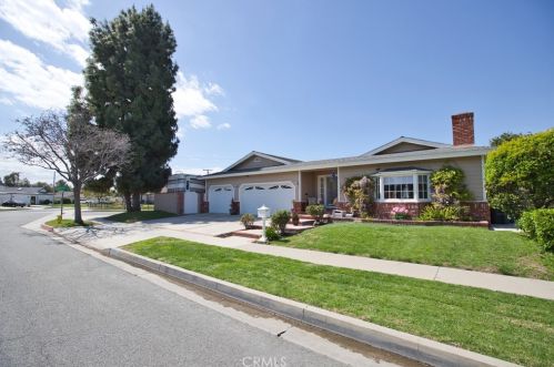 3661 Kempton Dr, Los Alamitos, CA 90720-4141