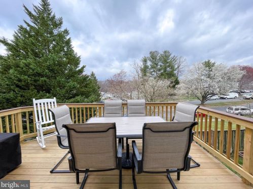 8816 Ridge Hollow Ct, Springfield VA  22152-1424 exterior