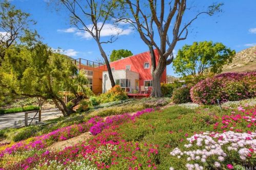 2025 Mt Vernon Ave, Riverside CA  92507-2528 exterior