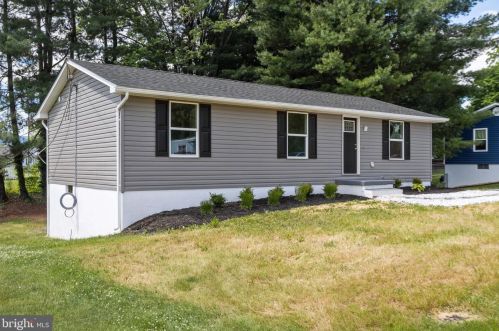 105 Massanutten St, Edinburg, VA 22824-9316