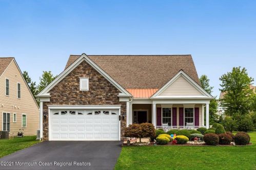 2 Edenbridge Ln, Lakehurst, NJ 08759-7315