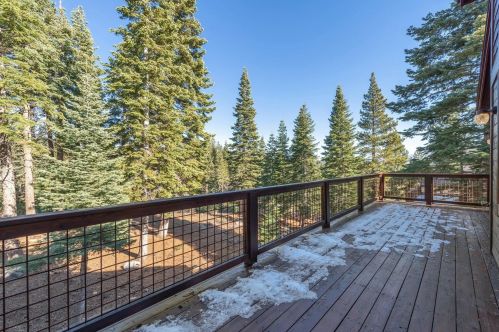 10955 Ski Slope Way, Truckee CA  96161-6613 exterior