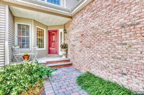 75 Trotters Ln, Allendale, NJ 07401-2033