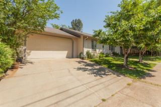 1779 Willis St, Redding, CA 96001-1749