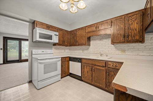 1604 Gingercreek Ct, Sycamore IL 60178-2722 exterior