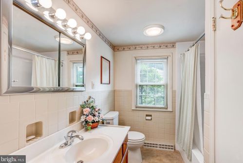 2113 Lyndell Dr, Lancaster PA  17601-5728 exterior