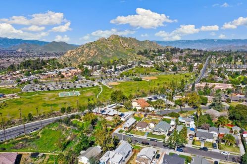 4501 Larchwood Pl, Riverside CA  92506-1189 exterior