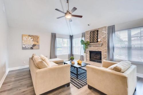 1137 Heather Ln, Carrollton TX  75010-1075 exterior