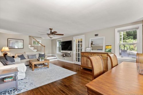 54 Monroe St, Huntington CT  06484-6032 exterior