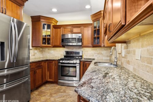 774 Michigan Ln, Elk Grove Vlg, IL 60007-2910