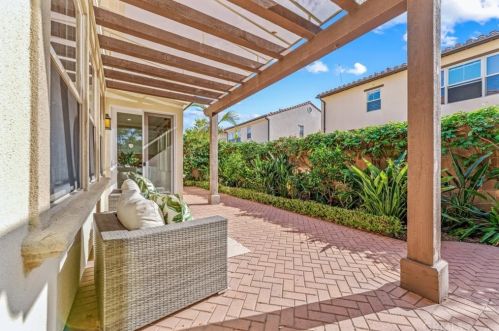 78 Rembrandt, Irvine CA  92620-7314 exterior