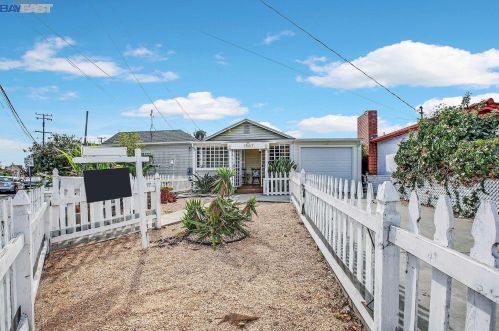 1567 Plaza Dr, San Leandro CA  94578-1968 exterior