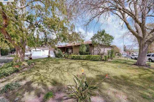 8235 Wexford Ct, Pleasanton, CA 94568-1548