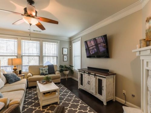 2070 Hatteras Way, Atlanta GA  30318-1083 exterior