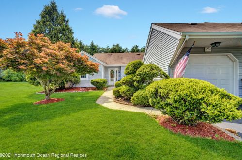 123 Alpen Strasse, East Freehold, NJ 07728-3453