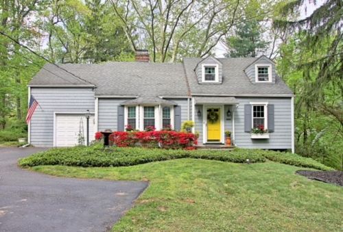 914 Meyersville Rd, Gillette, NJ 07933-1010