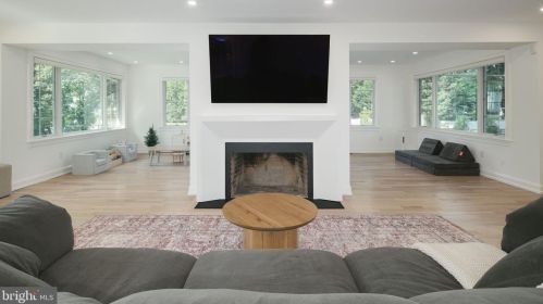 377 Kings Hwy, Tavistock NJ 08033-2004 exterior