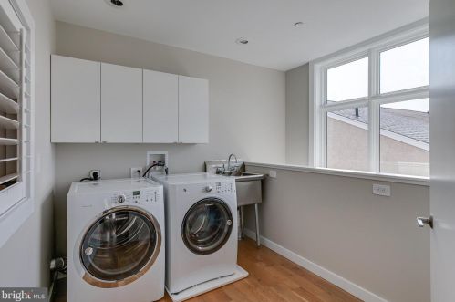 720 4 St, Philadelphia PA 19147-3127 exterior