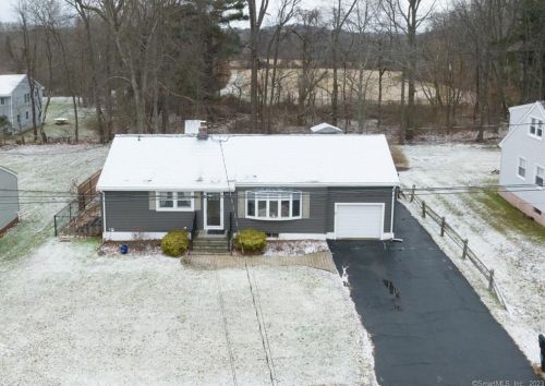 26 Sunrise Cir, Wallingford CT  06492-3225 exterior