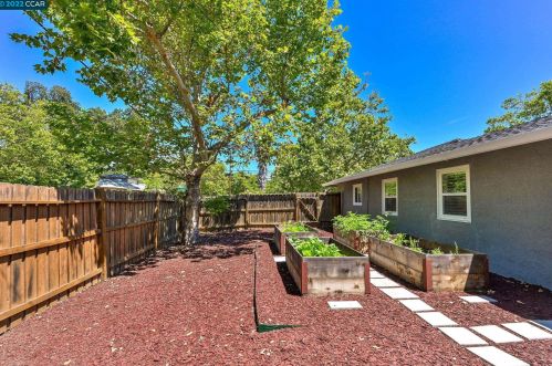 391 Maureen Ln, Concord CA  94523-2136 exterior