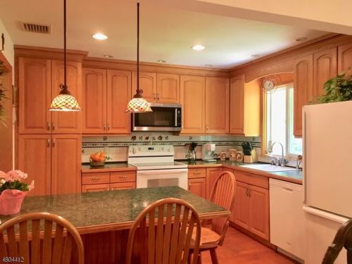 6 Glade Rd, Bloomingdale, NJ 07403-1408