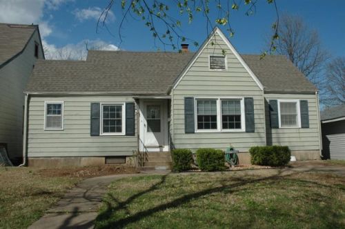 2911 Clark Ave, Parsons, KS 67357-2432