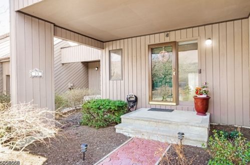 13 Robertson Ct, Morristown, NJ 07960-5964
