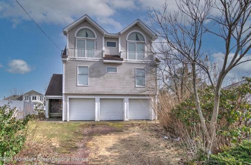 224 Redwood Dr, Berkeley Township, NJ 08721-3136